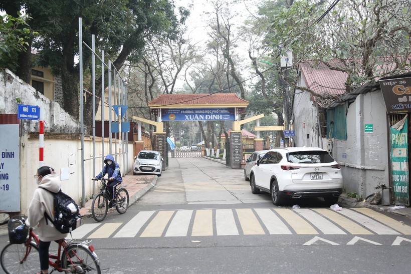 Khu vực cổng trường học trên đường Xuân Đỉnh (Bắc Từ Liêm, Hà Nội).