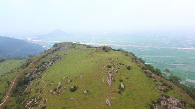 Tàn tích thành cổ còn sót lại trên đỉnh Lam Thành.