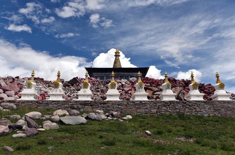 Tại mỗi hương (xã) của người Tạng thường có một ngôi chùa. Người dân thường sử dụng đá Mã Ni khắc lên đó những ước nguyện của mình và xếp bên cạnh chùa, lâu dần hình thành các gò đá.