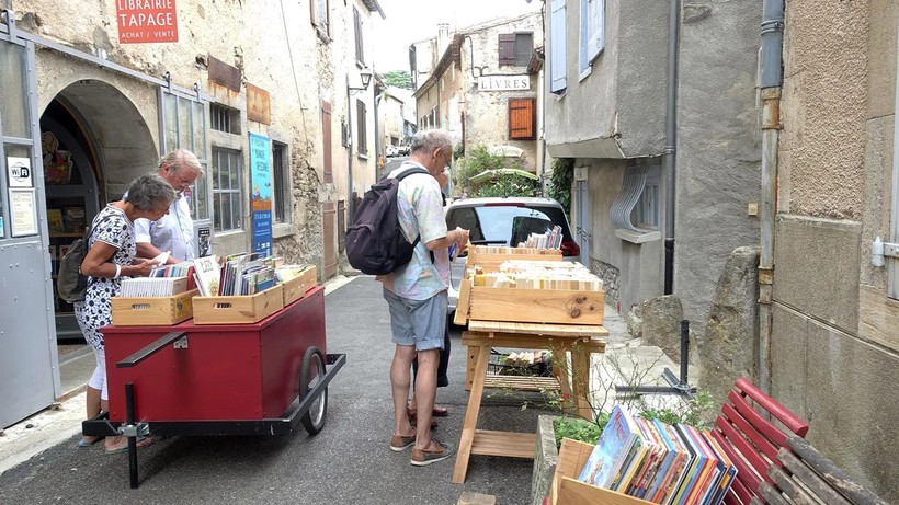 Mọi ngóc ngách của làng sách Montolieu đều có sách. Ảnh: BBC.com