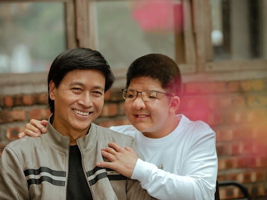 Nghệ sĩ Quốc Tuấn và con trai.