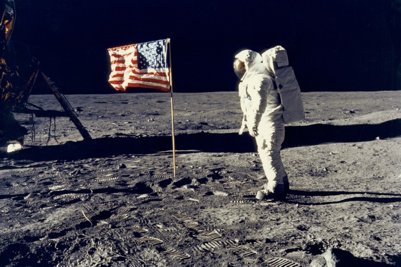 Phi hành gia Mỹ đặt chân lên Mặt trăng trong dự án Apollo. Ảnh: NASA