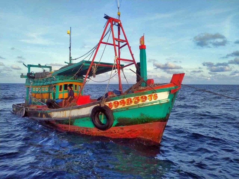 Một tàu cá của ngư dân tỉnh Kiên Giang bị tấn công trên vùng biển Cà Mau.