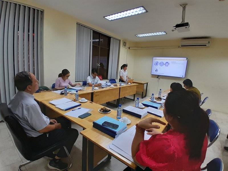 TS Đặng Thị Tùng Loan báo cáo kết quả triển khai nhiệm vụ khoa học - công nghệ.