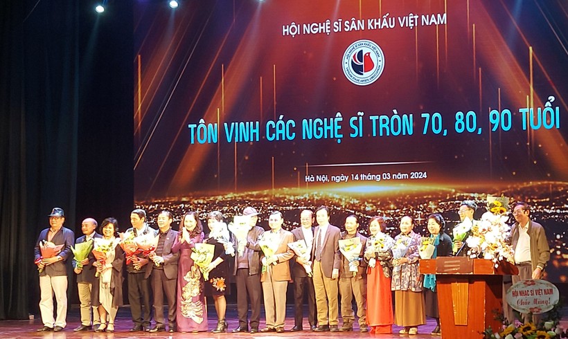 Trước lễ trao giải thưởng năm 2023, Hội Nghệ sĩ Sân khấu Việt Nam trang trọng tôn vinh các nghệ sĩ tròn tuổi 90, 80 và 70. Ảnh: Bình Thanh.