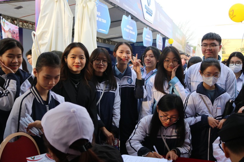 Học sinh quan tâm đến công tác tuyển sinh của Trường Đại học Trưng Vương.