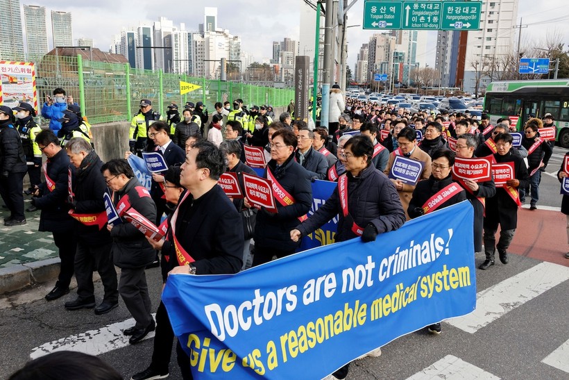 Các bác sĩ Hàn Quốc đình công phản đối chính phủ tăng chỉ tiêu trường y.