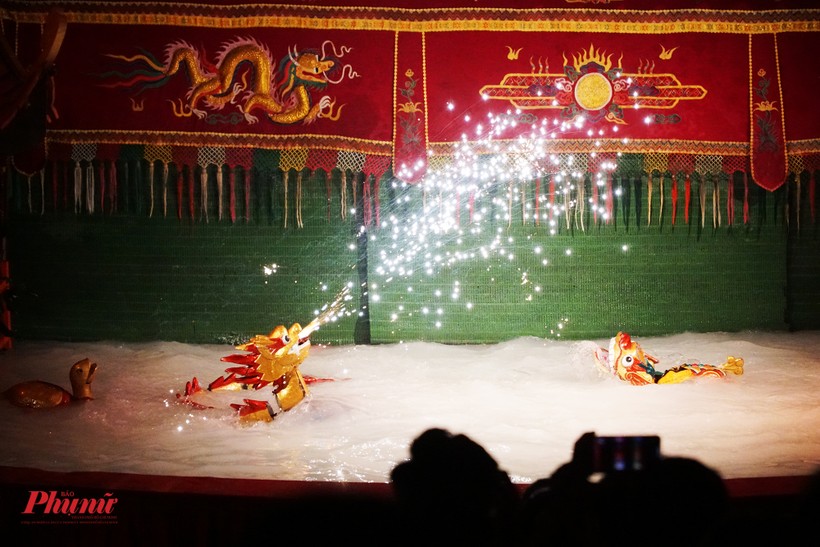 Tiết mục rồng phun lửa do các nghệ sĩ Nhà hát múa rối nước Rồng Vàng trình diễn. Ảnh: INT.