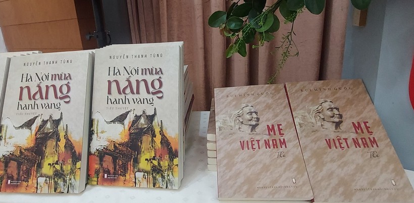 Sau tưởng niệm, ban tổ chức ra mắt sách của đồng đội nhà văn Dương Thị Xuân Quý tại chiến trường khu 5. Ảnh: Bình Thanh 