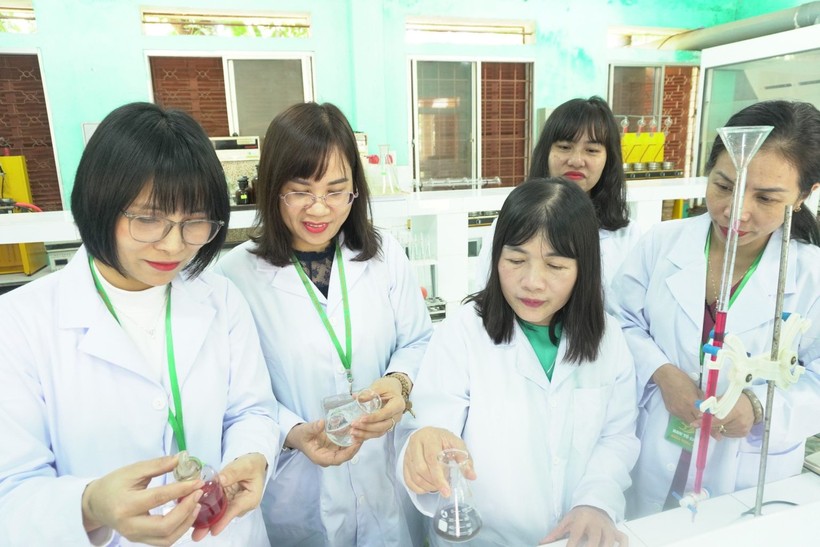 GS.TS Hoàng Thị Thái Hòa cùng đồng nghiệp trong nghiên cứu khoa học.