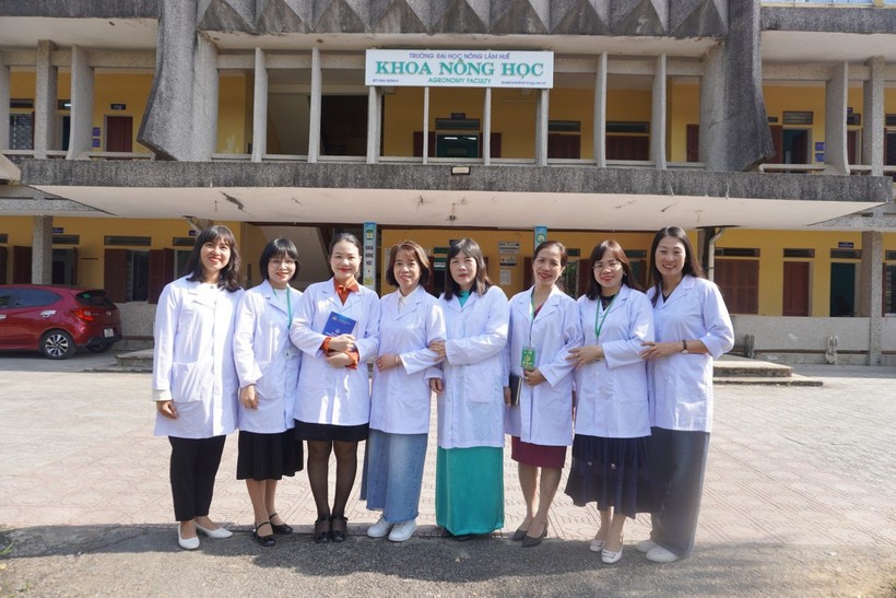 GS.TS Hoàng Thị Thái Hòa (thứ 4 từ phải sang) cùng các cán bộ giảng viên nữ trong Khoa Nông học.