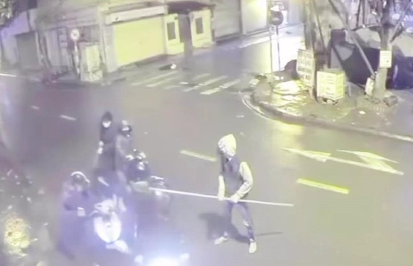 Hình ảnh do camera ghi lại nhóm cướp gây án ở quận Hà Đông vào rạng sáng 14/3.