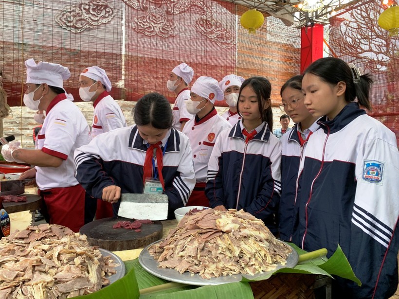 Học sinh tại Nam Định tham gia trải nghiệm chế biến phở tại Festival Phở 2024.