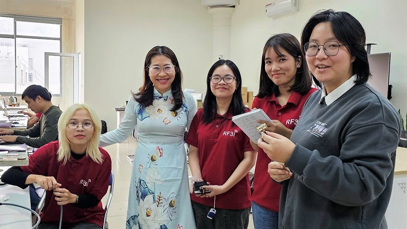 PGS Lê Minh Thùy (áo dài) và các sinh viên của nhóm nghiên cứu.