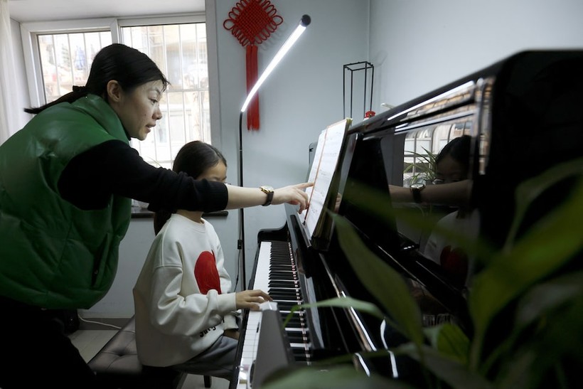 Trẻ em Trung Quốc học đánh đàn piano.