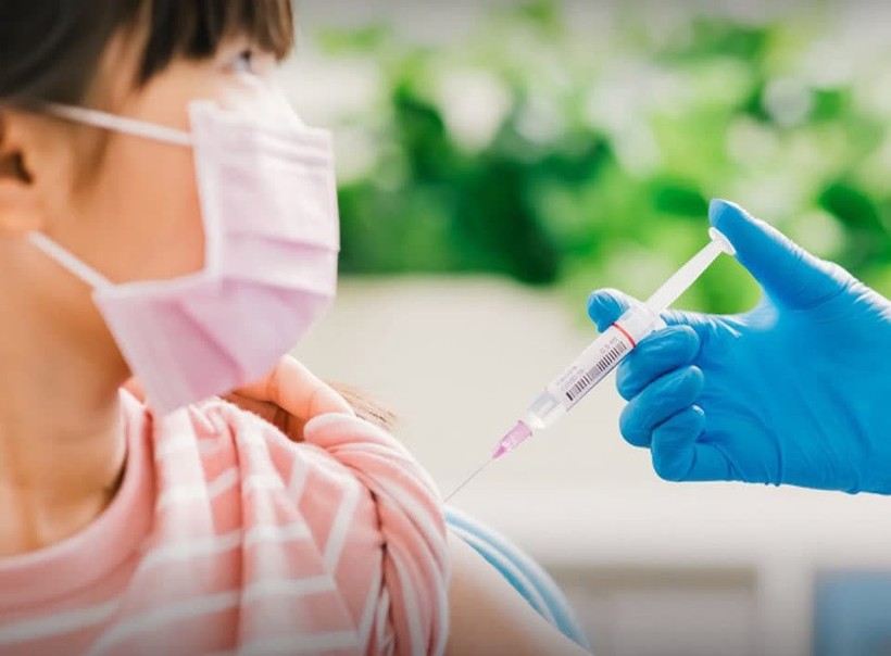 Bộ Y tế yêu cầu vận động các gia đình đưa trẻ em đi tiêm chủng vắc-xin đầy đủ. Ảnh minh hoạ