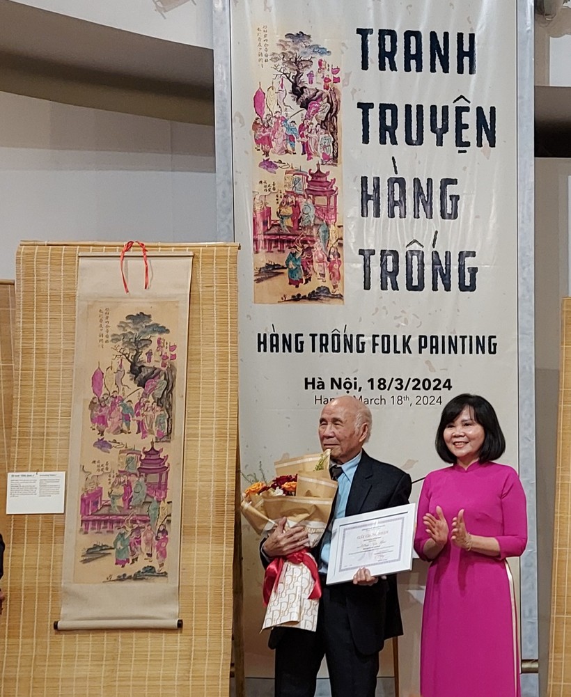 Nhà nghiên cứu, họa sĩ Phan Ngọc Khuê tặng Bảo tàng Phụ nữ bộ tranh truyện 'Chiêu Quân cống Hồ'. Ảnh: Bình Thanh.