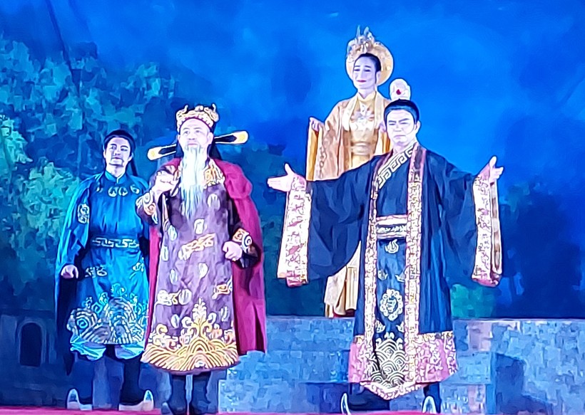 Vở cải lương 'Trọn đời trung hiếu với Thăng Long' được biểu diễn tại lễ hội đình Hạ Yên Quyết (Cầu Giấy, Hà Nội). Ảnh: Bình Thanh.