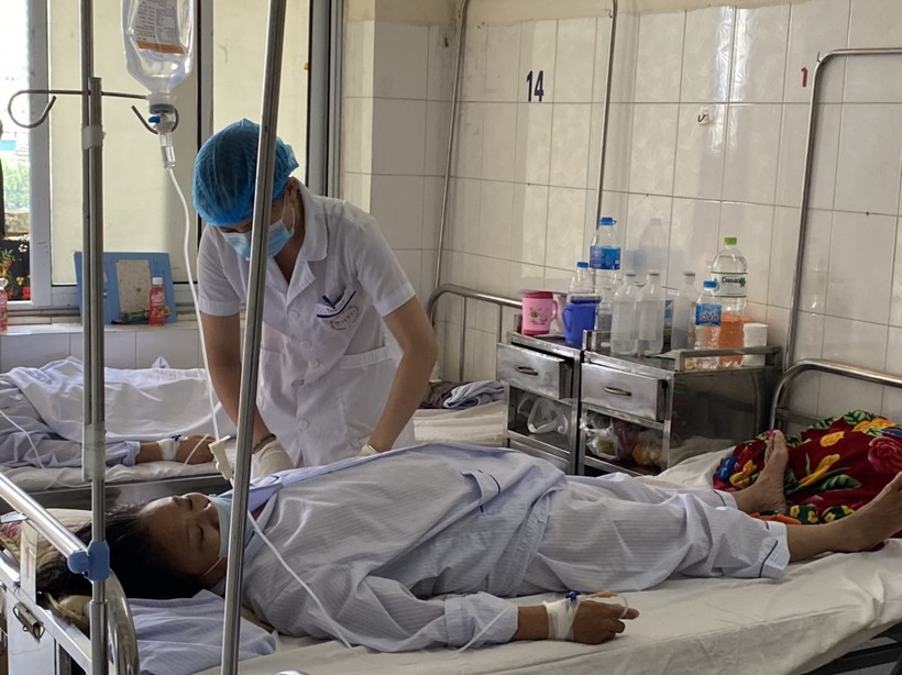 Chăm sóc bệnh nhân mắc sốt xuất huyết tại Trung tâm Nhiệt đới, Bệnh viện Bạch Mai.