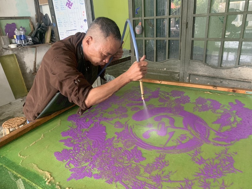 Anh Lê Thanh Hà điêu khắc bằng nước trên giấy dừa.