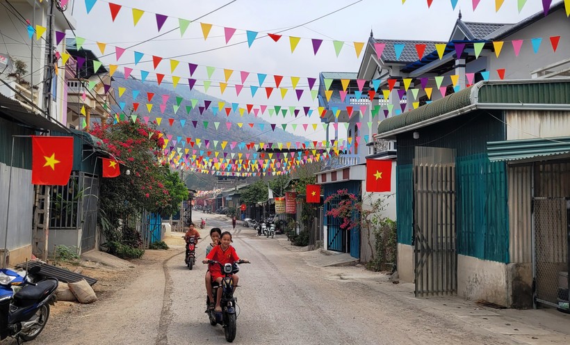 Nhiều nhà dân ở khu trung tâm xã Quang Chiểu trở nên khá giả nhờ có con cái đi XKLĐ.