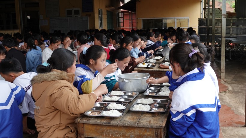 Các thầy giáo Trường PTDTBT TH&THCS xã Hồ Bốn kiểm tra gạo vay từ phụ huynh.