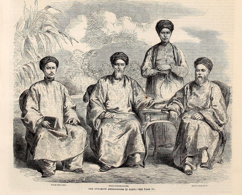 Tranh vẽ 3 vị trong đoàn sứ bộ Đại Nam tại Paris (hàng ngồi từ trái qua: Phó sứ Phạm Phú Thứ, Chánh sứ Phan Thanh Giản và Bồi sứ Ngụy Khắc Đản)
