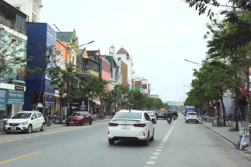 Tuyến phố Nguyễn Văn Cừ vốn sầm uất nay vắng khách đến mua hàng.