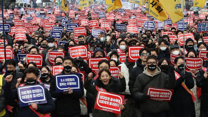 Các bác sĩ Hàn Quốc phản đối chính phủ tăng chỉ tiêu tuyển sinh.