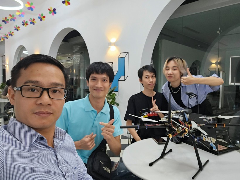 TS Nguyễn Việt Hưng cùng các sinh viên Nguyễn Quang Huy, Đinh Hữu Hoàng, Nguyễn Đoàn Nguyên Linh.