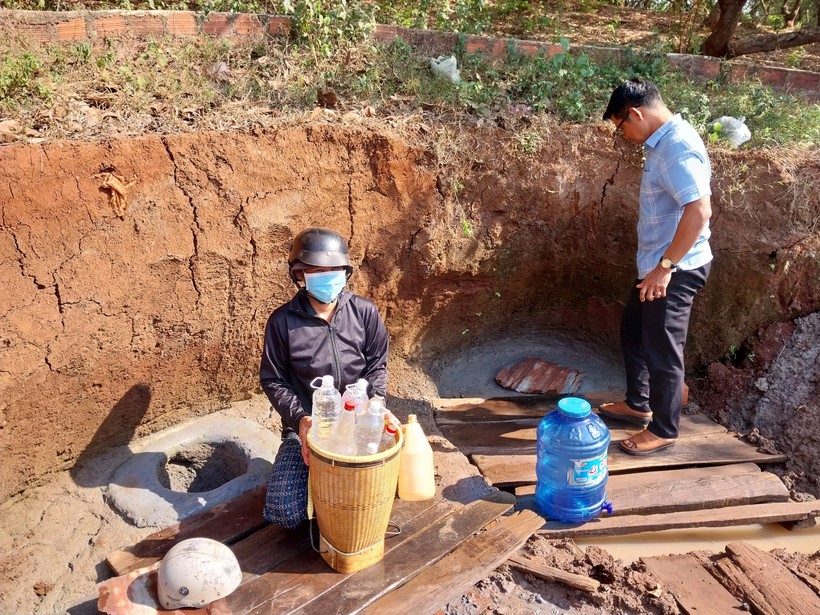 Nắng nóng kéo dài, người dân xã Ia Nan (huyện Đức Cơ, Gia Lai) phải chắt chiu từng giọt nước. Ảnh: Dung Nguyễn