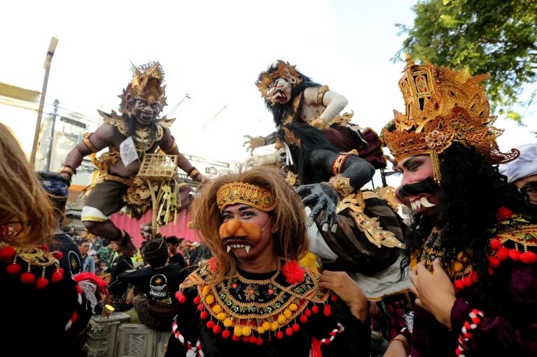 Những hình nộm khổng lồ được mang đi diễu hành qua các đường phố trước lễ hội Nyepi. Ảnh: Firdia Lisnawati/AP