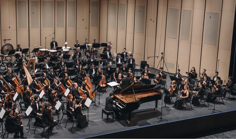 Tài năng piano Nguyễn Việt Trung đã có một đêm diễn đầy cảm xúc với bản Rhapsody trên chủ đề Paganini, Op. 43 của Sergei Rachmaninoff.