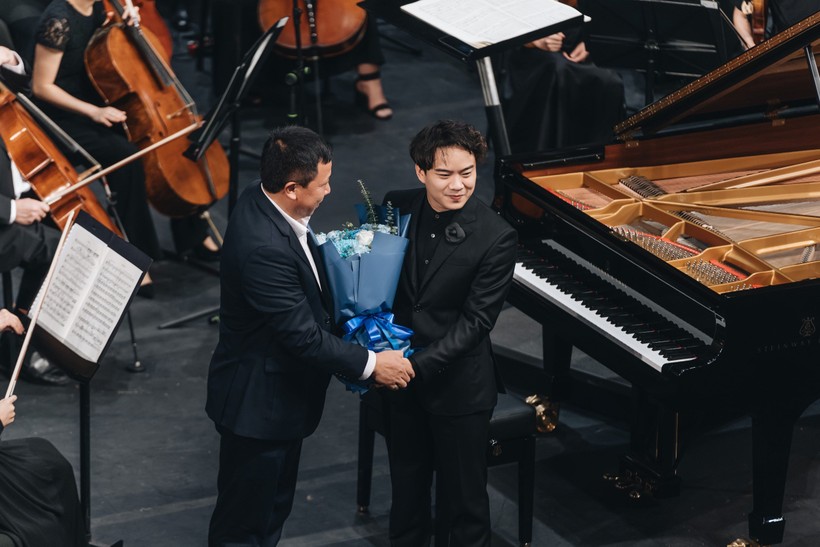 Nhạc trưởng người Pháp - Olivier Ochanine bắt tay cảm ơn nghệ sĩ Nguyễn Việt Trung.