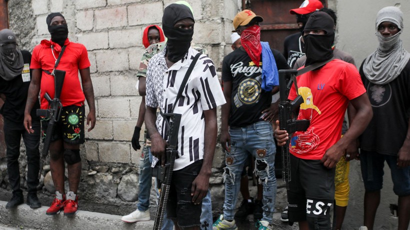Các thành viên băng đảng tội phạm G9 đứng gác tại thủ đô Port-au-Prince, Haiti.
