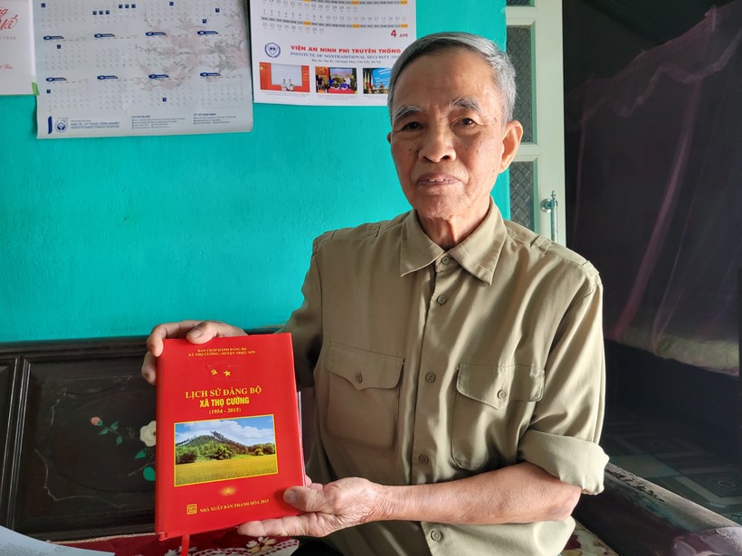 Ông Phạm Khắc Độ (82 tuổi) cho biết, núi Ngọc được lấy làm ảnh bìa của cuốn 
