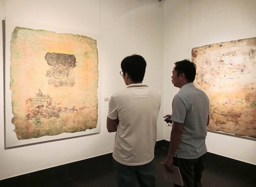 Công chúng háo hức xem các tác phẩm sáng tạo trên nền chất liệu giấy giang của người H’Mông.