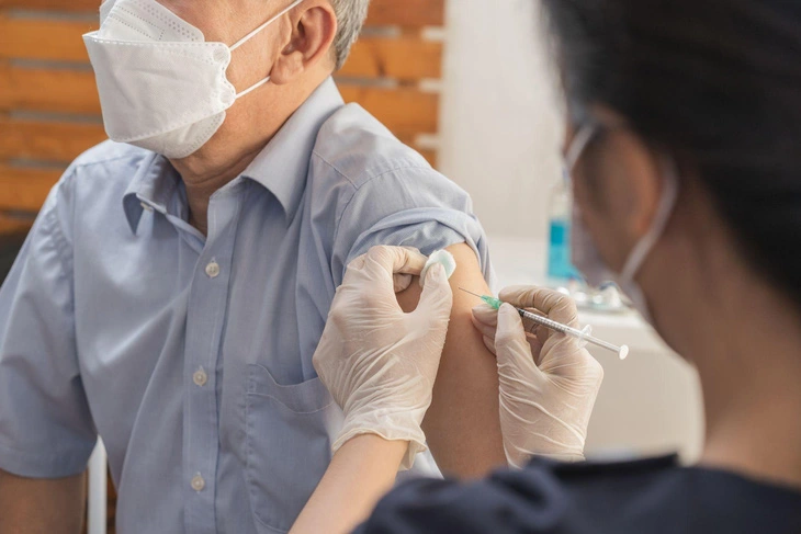 Biện pháp quan trọng và hiệu quả nhất để phòng cúm mùa là tiêm vắc-xin. Ảnh minh họa