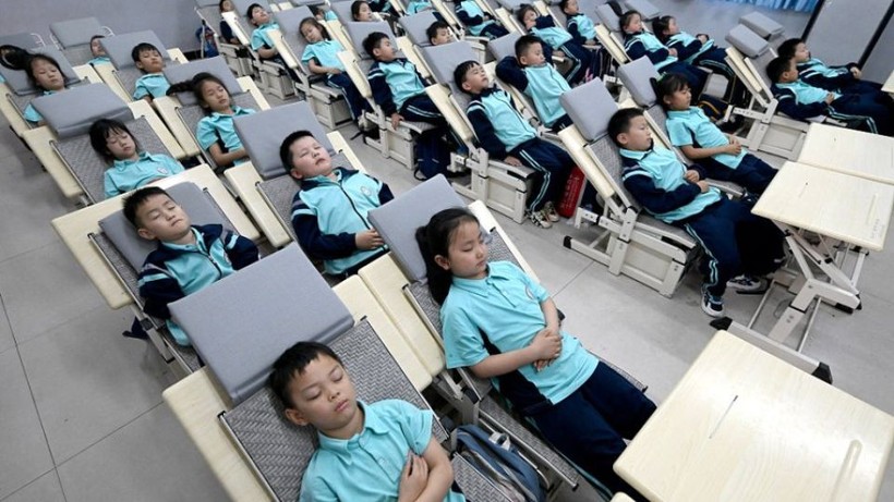 Học sinh tiểu học trong giờ nghỉ trưa ở Hàm Đan (Hà Bắc, Trung Quốc).
