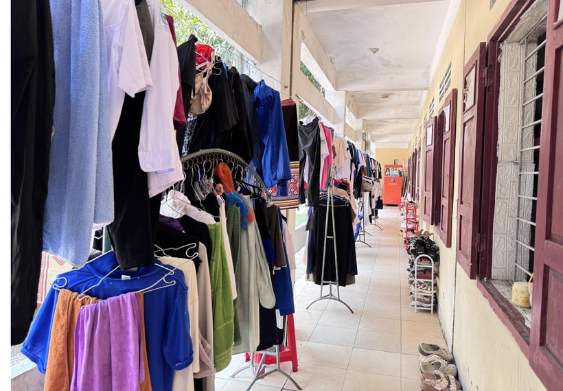 Hành lang khu nhà ở nội trú của học sinh nữ treo đầy quần áo, giày dép, đồ dùng sinh hoạt để dành không gian cho phòng ở bên trong.
