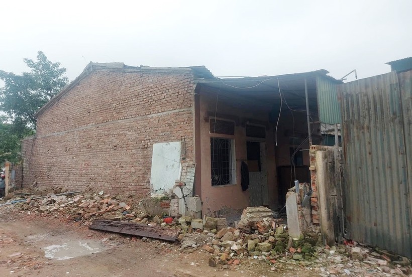 Một số hộ giáo viên Trường THPT Dân tộc nội trú tỉnh Nghệ An không chịu di dời, bàn giao mặt bằng đã mượn để trường xây ký túc xá mới cho học sinh.