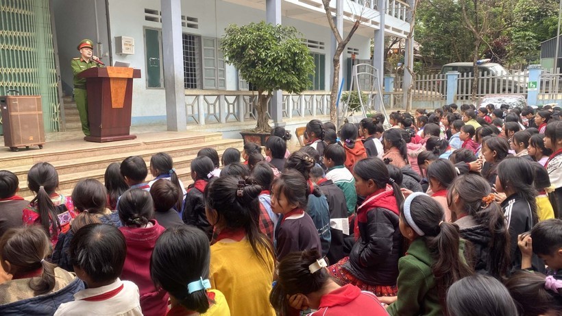 Công an huyện Tân Uyên tuyên truyền, phổ biến giáo dục pháp luật tại Trường THCS xã Hố Mít.