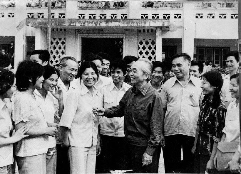 Đại tướng Võ Nguyên Giáp đến thăm và trò chuyện với thầy, cô giáo Trường THPT huyện Điện Biên (tháng 4/1984).