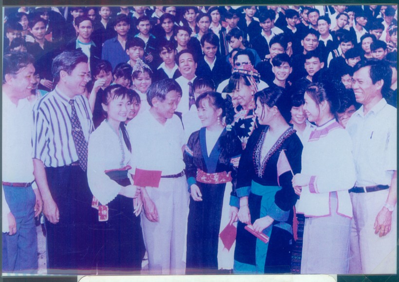 Tổng Bí thư Lê Khả Phiêu thăm Trường PTDT Nội trú tỉnh (tháng 5/1998).