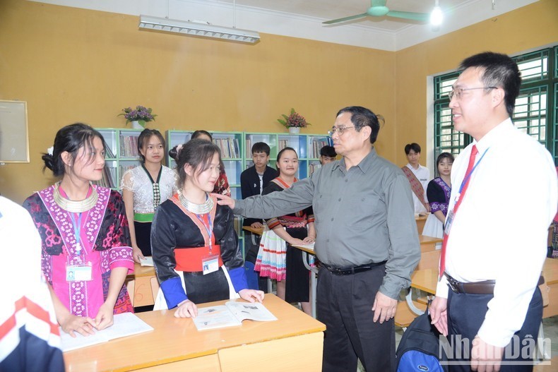 Thủ tướng Phạm Minh Chính thăm và động viên các học sinh Trường Phổ thông Dân tộc Nội trú tỉnh Điện Biên.
