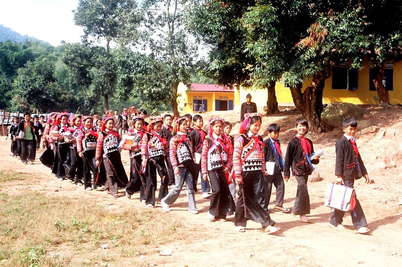 Học sinh Trường THCS Sín Thầu, huyện Mường Nhé trên đường đến trường.