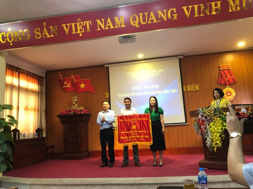 Ông Nguyễn Văn Đoạt, Giám đốc Sở GD&ĐT Điện Biên trao Cờ thi đua của Chính phủ cho lãnh đạo Trường PTDTNT THPT huyện Mường Nhé.