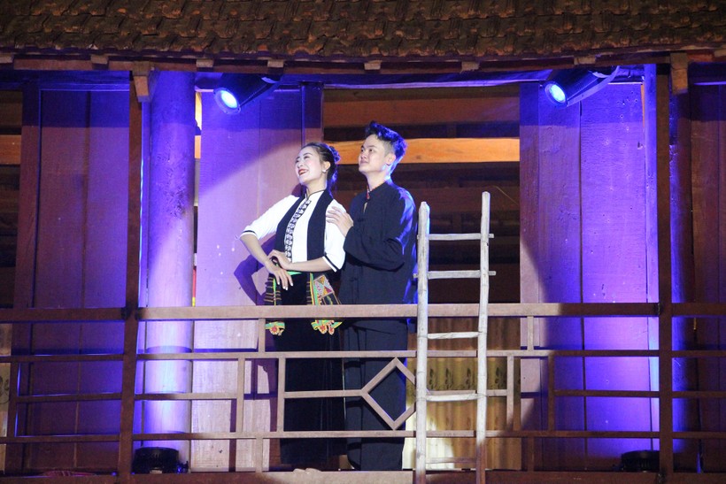 Mối tình của Khun Lú và Nàng Ủa được tái hiện trong show diễn.
