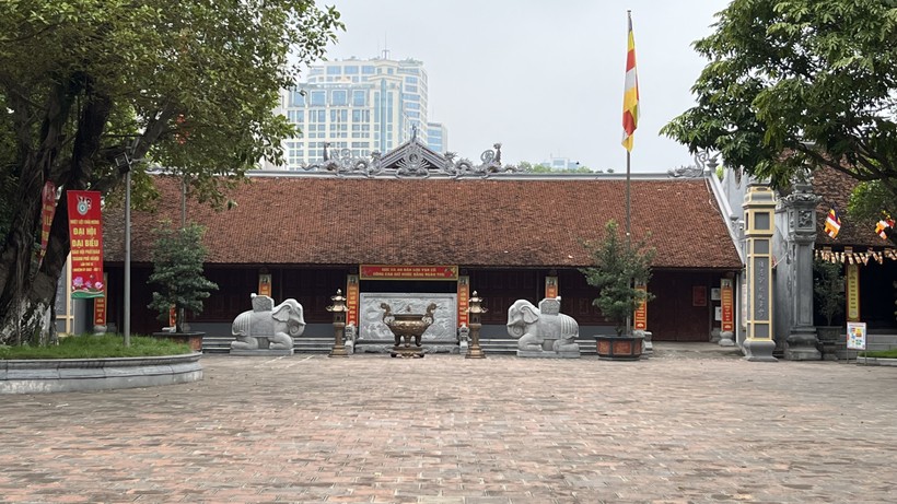 Đền Đồng Nhân tọa lạc tại phố Hương Viên.