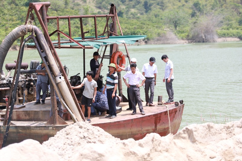 Đoàn công tác của Bộ TN&MT và UBND tỉnh Đắk Nông khảo sát sông Krông Nô. Ảnh: TT